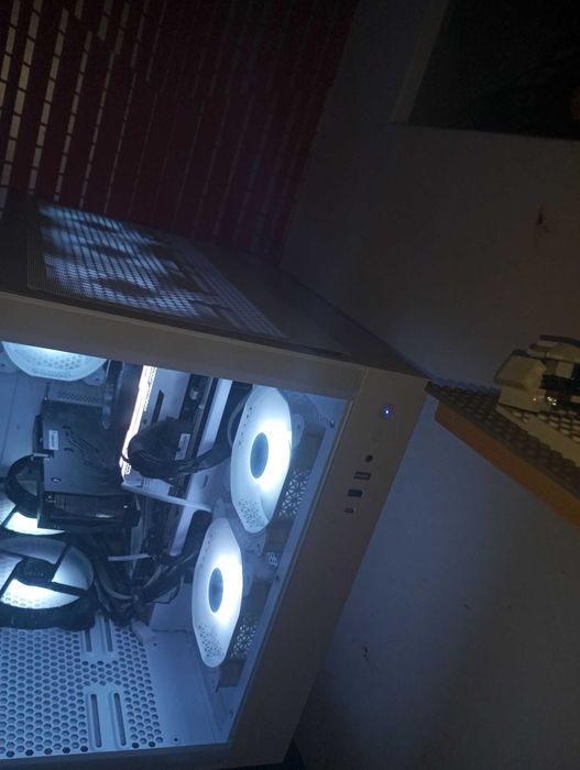 white gaming pc very good condition