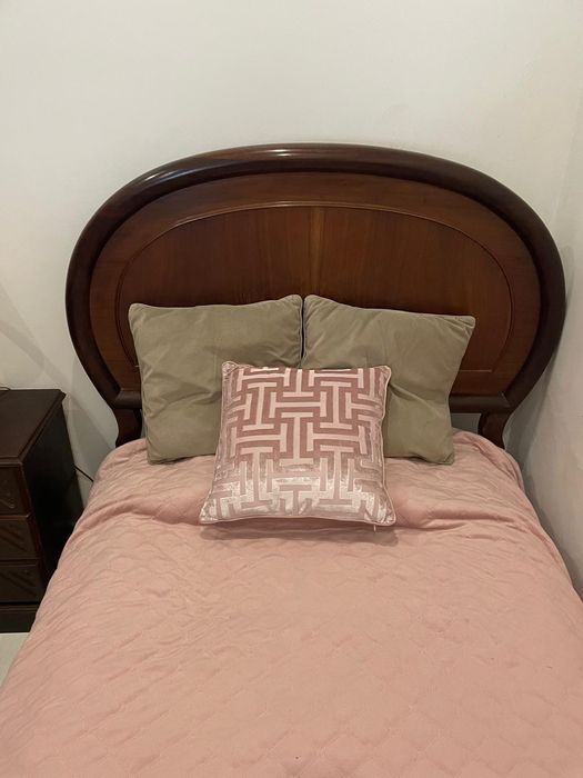 Cama de solteiro + 2 mesas de cabeceira