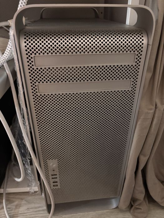 Pack Apple Mac Pro Tower + Monitor Apple Cinema Display + Teclado