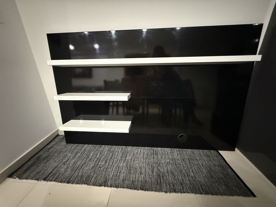 Painel de parede com prateleiras