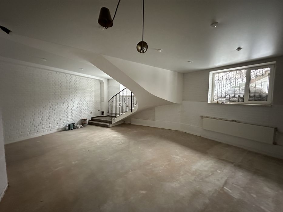 Продаж комерційного приміщення 85 метрів (1поверх+цоколь) центр міста