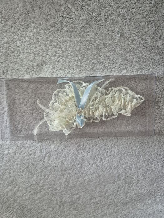 Nowa podwiązka z niebieską wstążką