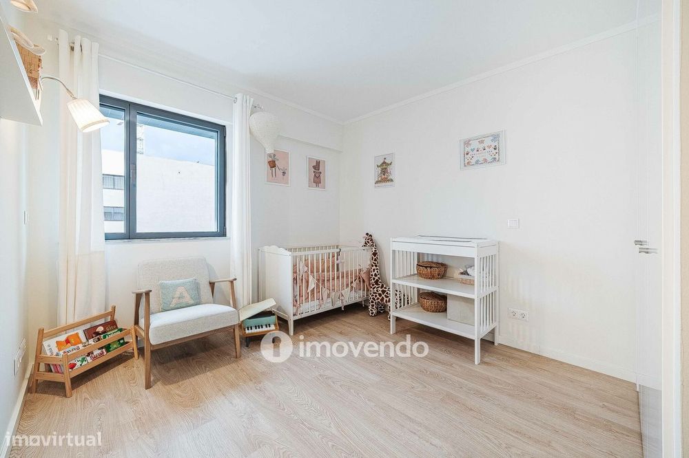 Apartamento T2 moderno, com estacionamento, na Alta de Lisboa