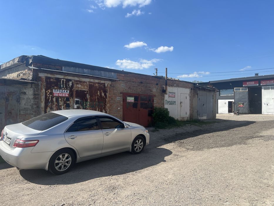 Продам три гаражі разом вул. Сухоярська. 200 м.кв. Під СТО, виробництво