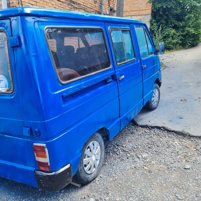 Автомобіль рено трафік