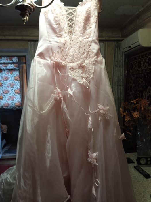 Продам випускну сукню б/у.
