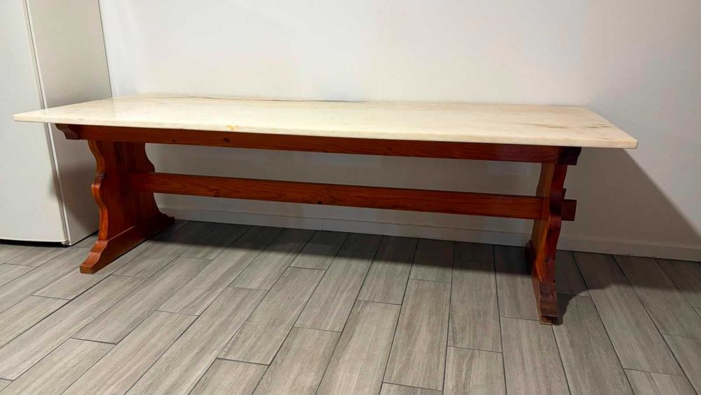 Mesa maciça com tampo em mármore