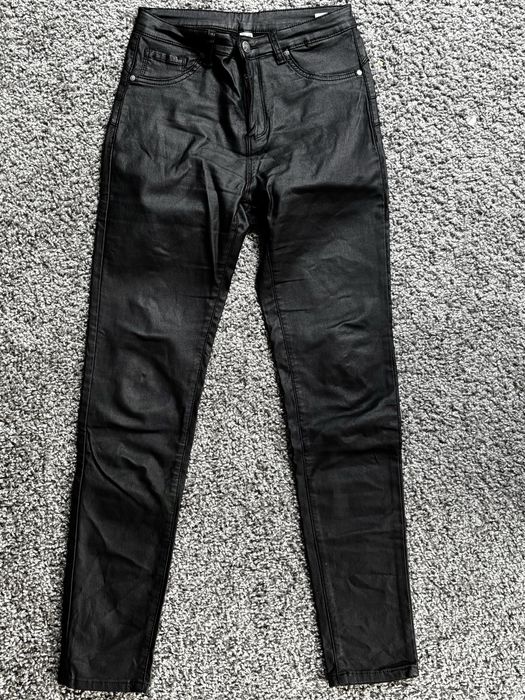 Czarne spodnie woskowane push up 40