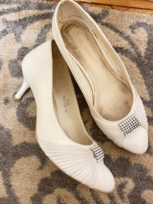 Білі туфлі на каблучку