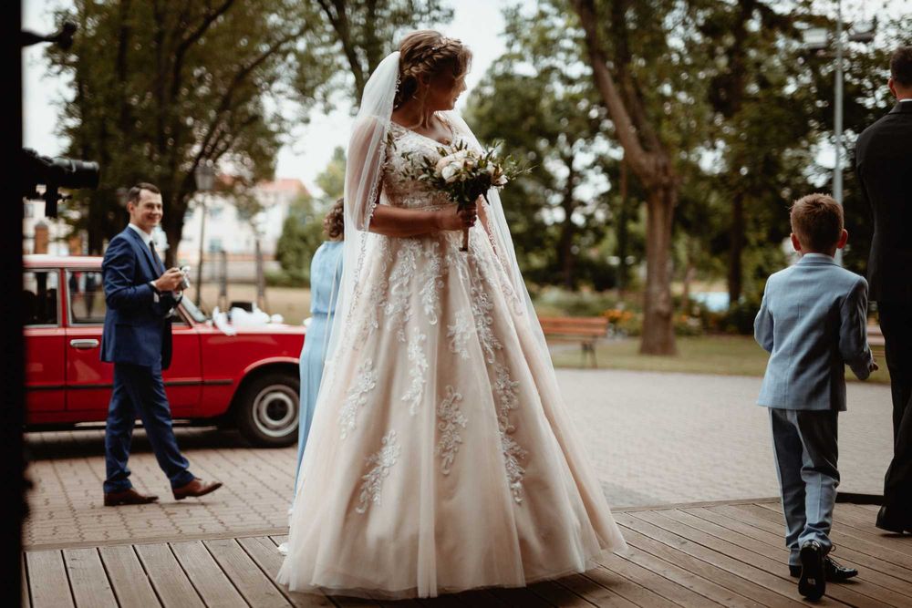 Suknia ślubna Très chic beżowa koronkowa litera A rozmiar 40