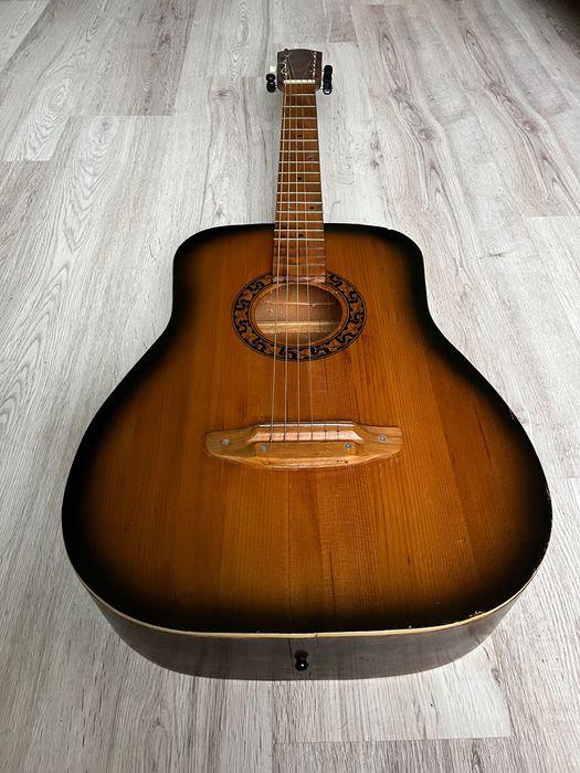 Гітара акустична Trembita Sunburst .