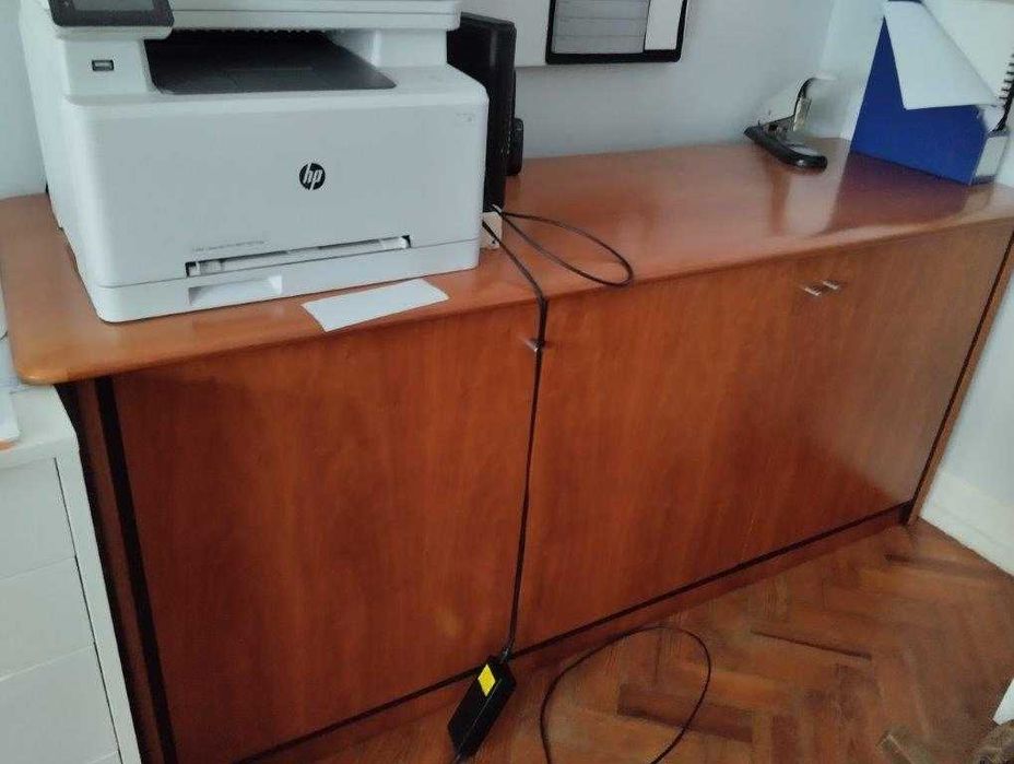 Mesa e dois armários escritório