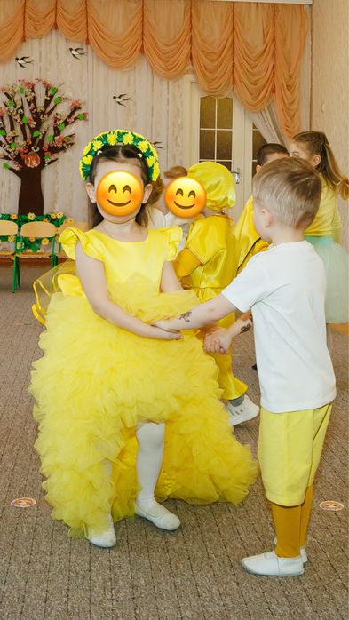 Дитяча святкова сукня зі шлейфом + віночок кульбаби
