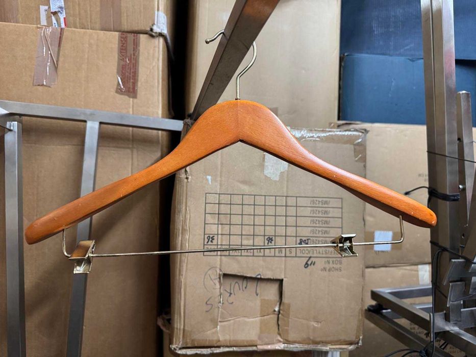 Cabides de madeira, de metal e mistos