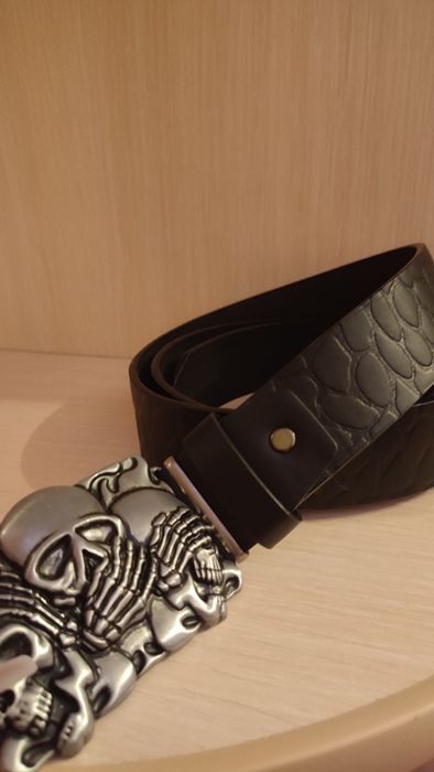 Шкіряний чорний ремень з черепами