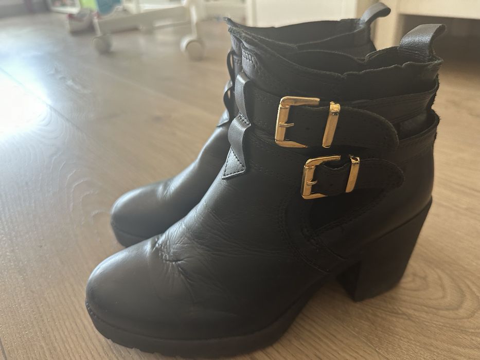 Botins pretos com salto em pele