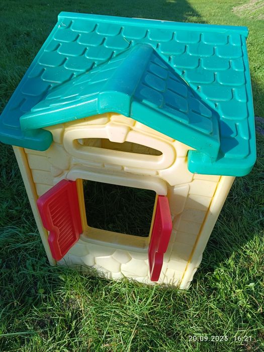 Domek little Takes model 4255,  zamykane drzwi , zamykane okno