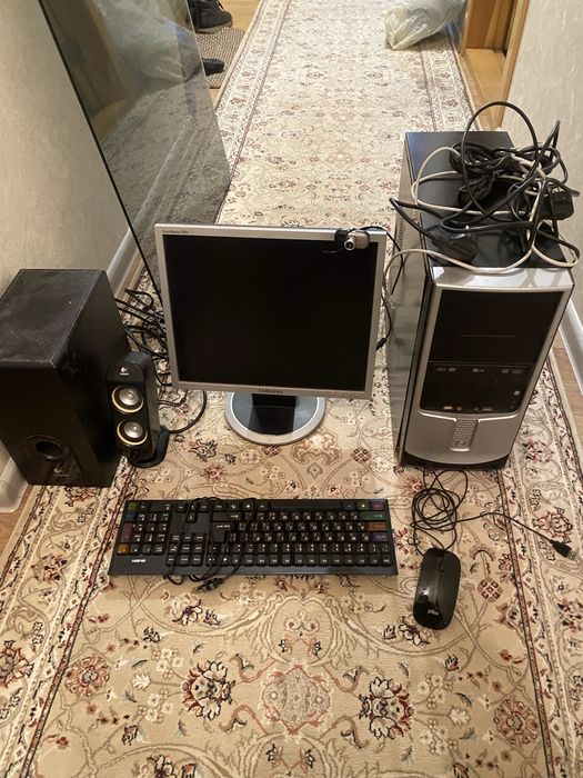 Настольный компьютер , системный блок , монитор , колонка, сабуфер