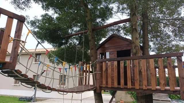 CASINHA NA ARVORE COM PARQUE INFANTIL E TIROLESA