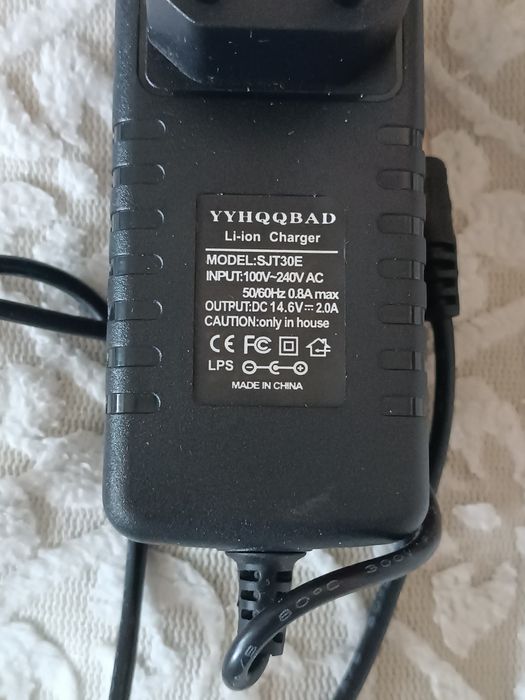 // Zasilacz, ładowarka - 14,6V-2.0A