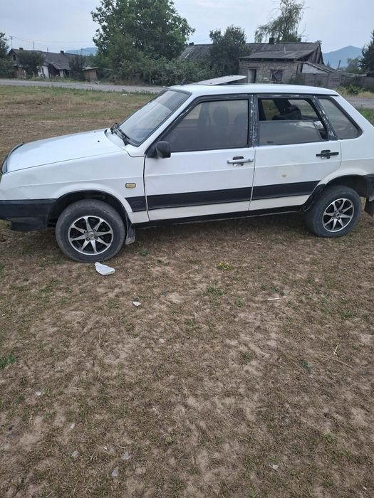 Продаєтця ваз 99
