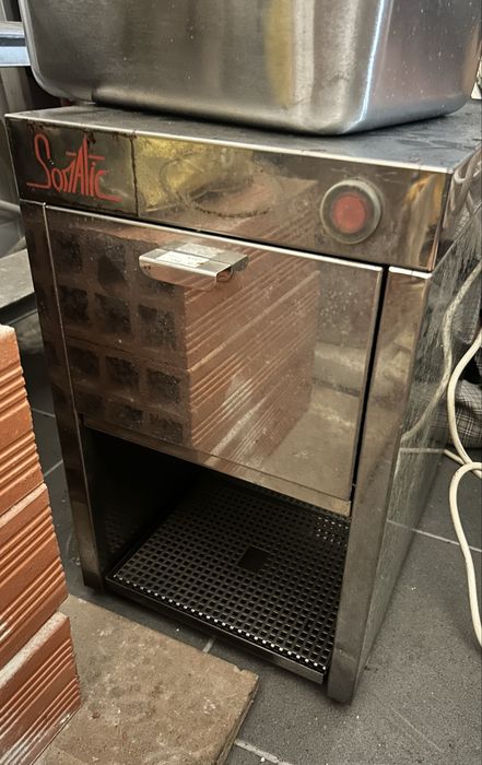 Máquina de Gelo Industrial Somatic para Café / Bar / Restaurante