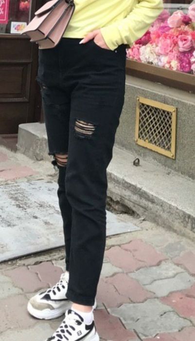 Чорні порвані джинси