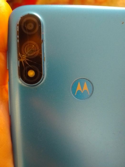 Sprzedam Motorole E7 Power lekko pęknięta z tyłu aparat.