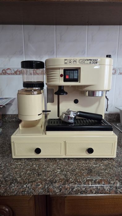 Máquina de café Vintage Briel com moinho integrado