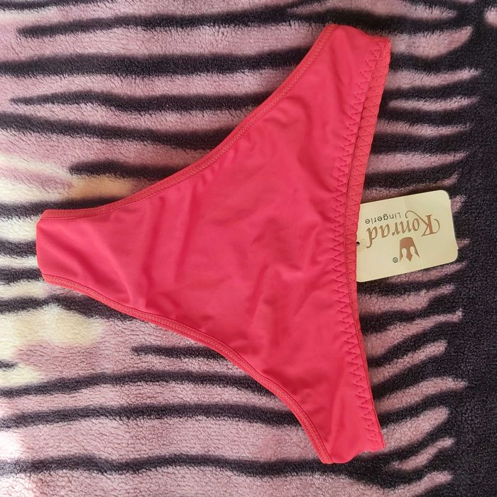 Stringi gładkie czerwone Konrad