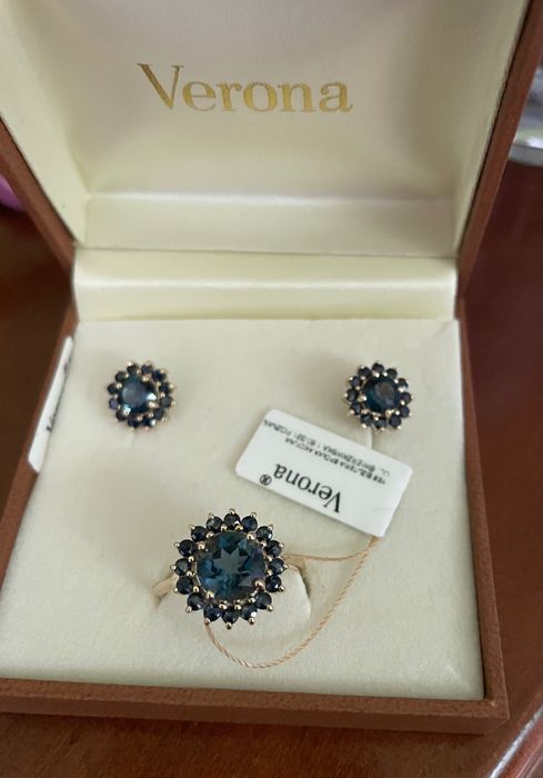 złote kolczyki i pierscionek z szafirami i topazami