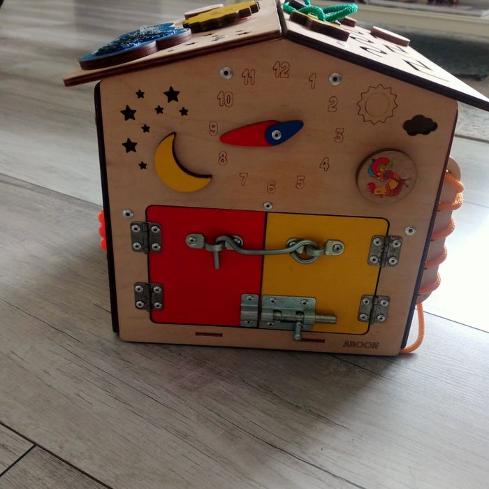 Drewniany domek sensoryczny