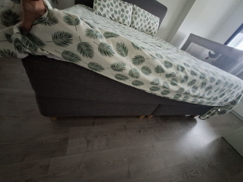Cama de casal (com colchão higienizado).