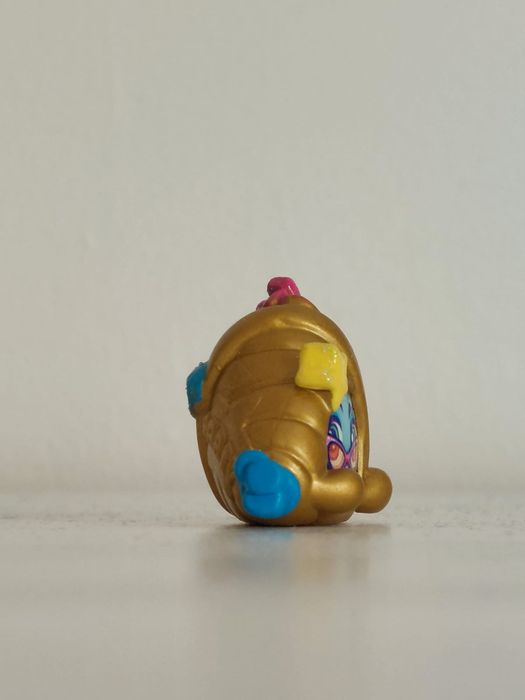 Moji pops exclusive celebrity