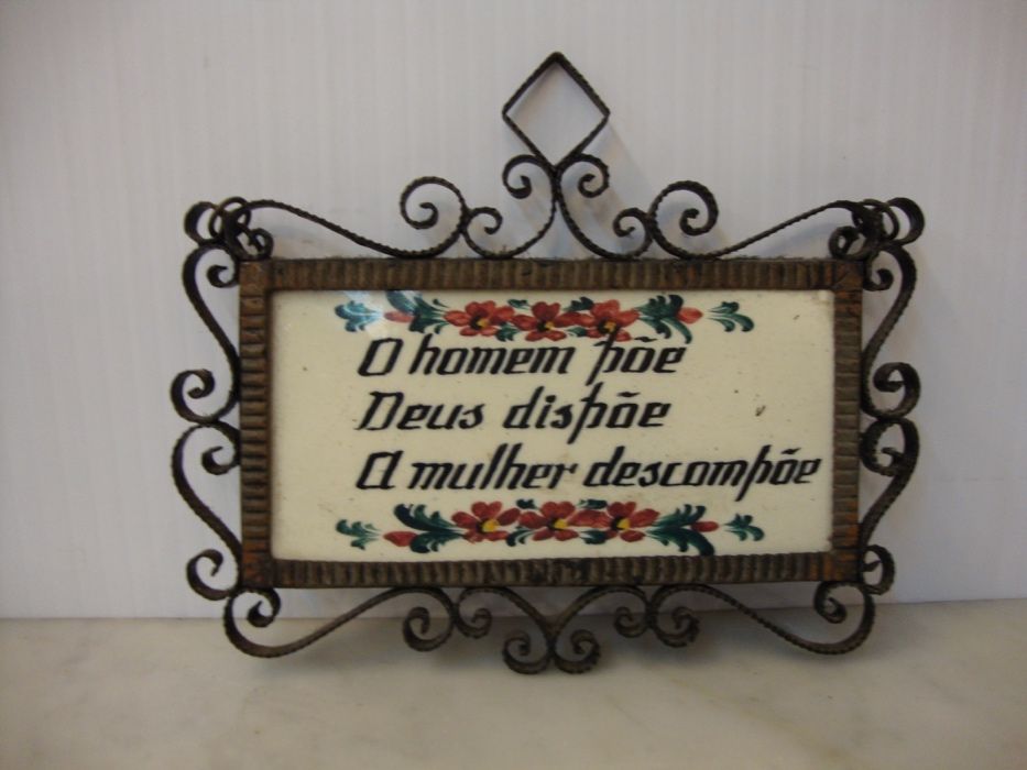 Azulejo antigo dito de falante com moldura