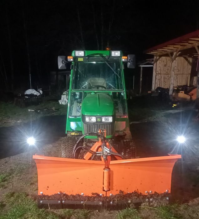 Odśnieżanie placy parkingów chodników