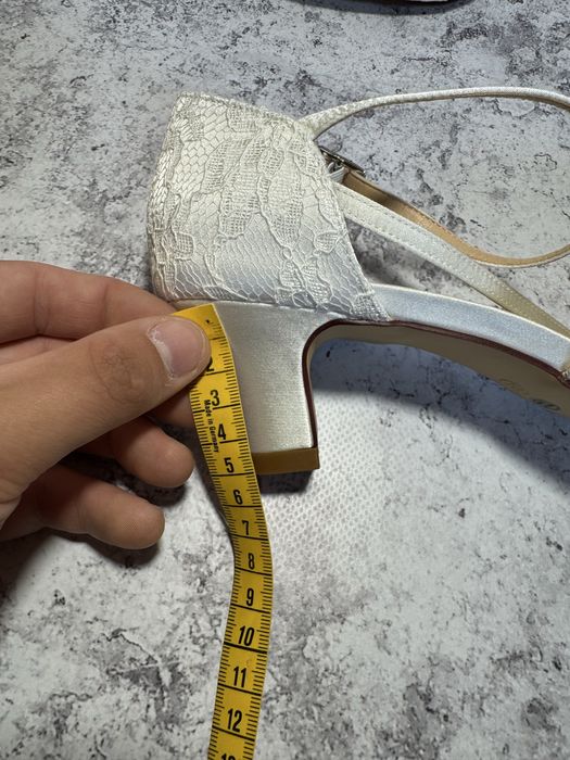 Buty slubne na obcasie w koronke r 39
