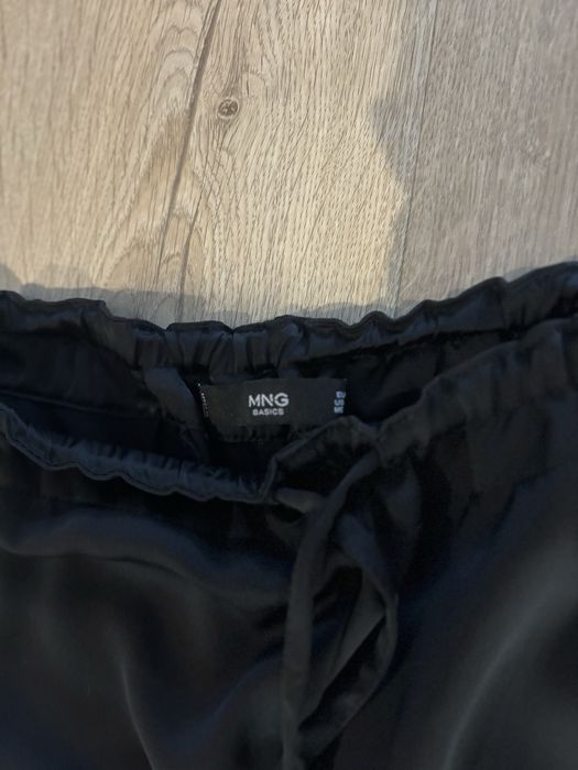 Czarne spodnie Mango 36