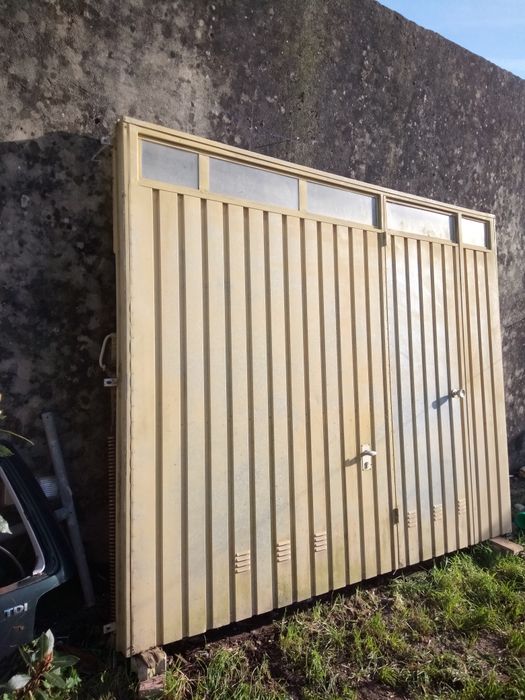 Portão de garagem com porta
