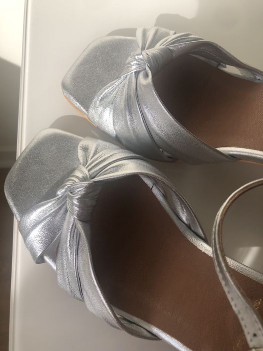 Sandália prateada de festa