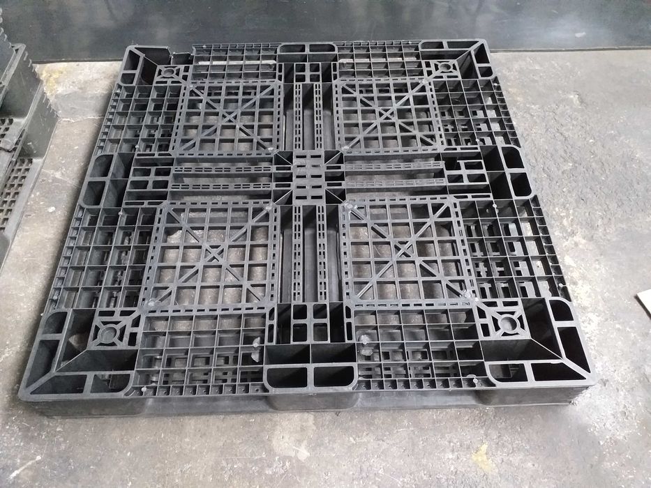 sprzedaję plastikowe i drewniane palety