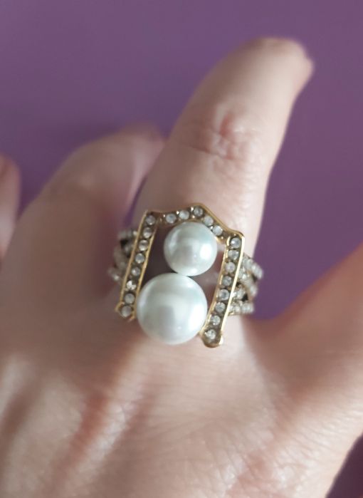 Anel bicolor, em aço, com zirconias e 2 pérolas. T20