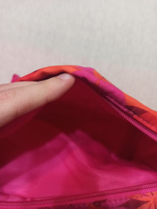 Różowo pomarańczowa kosmetyczka w kwiaty