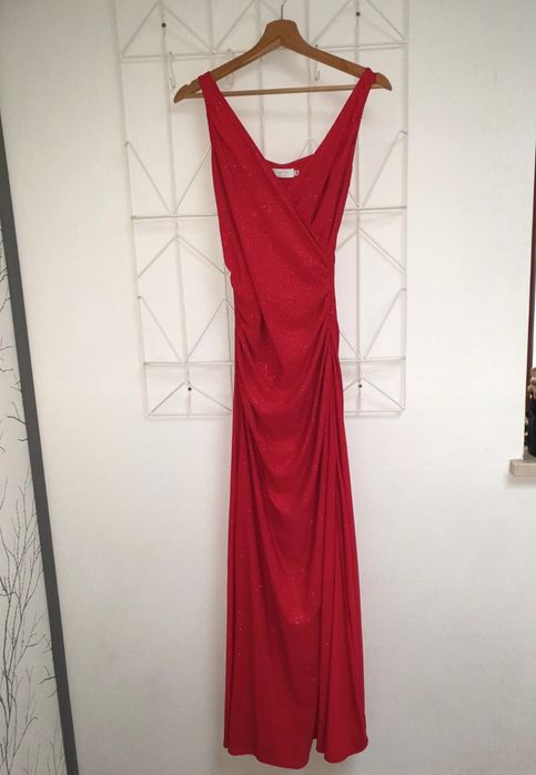 Błyszcząca czerwona suknia studniówka