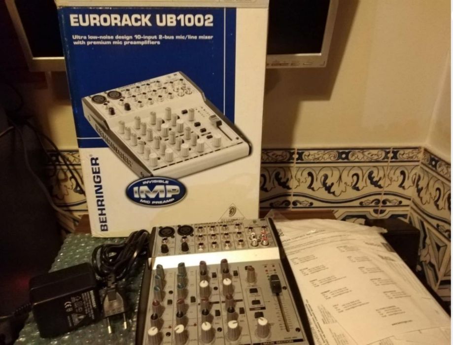 Mesa de mistura Behringer mod UB 1002