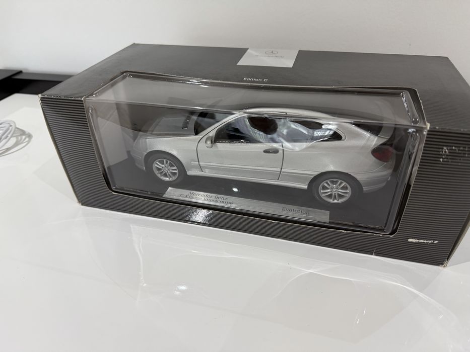 Miniatura Mercedes Sportcoupe CL203 (1:18) 180 200 220 230