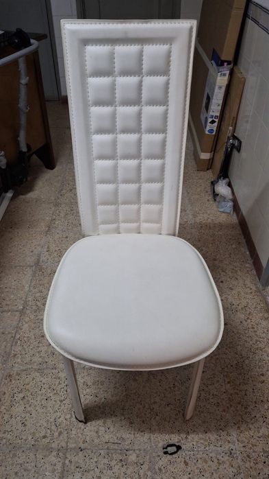 Cadeira em branco, em excelente estado.