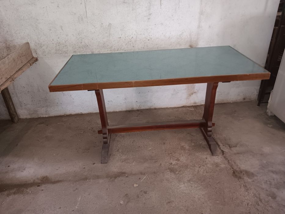 Mesa de madeira com tampo de vidro