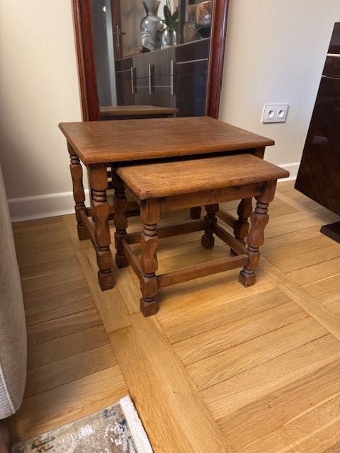 Dwa stoliki drewniane.