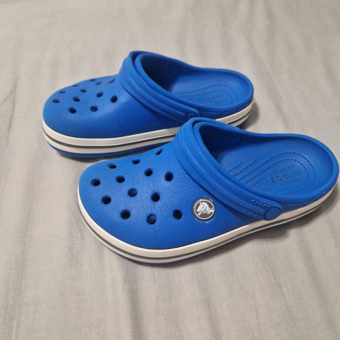 Crocsy niebiesko biale